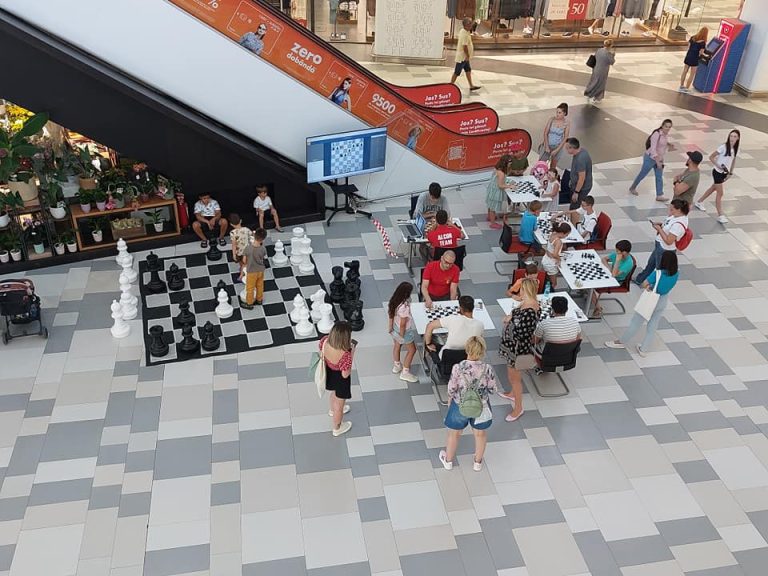 Copii participând la activitățile de șah ale Academiei RoȘah